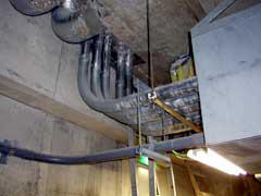 地下設備電気配管群