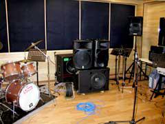 スタジオ内における大音量発生装置の様子
