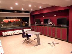 写真2 Studio (Control Roomを望む)