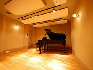 アンサンブルも可能な広さの楽器練習室