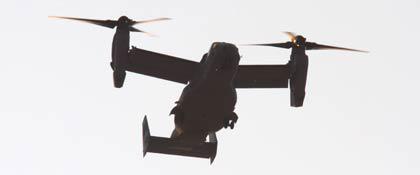 写真3 固定翼モードからヘリコプターモードへ遷移途中のMV-22