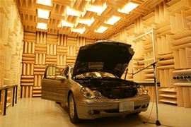 実車無響室での測定写真