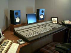 写真12 メインコントローラー：DEGIDESIGN ProControl & ProTools 7.1 モニター：YAMAHA NS-10M Studio