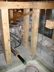 写真7: 段床下の木軸組