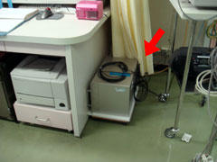 写真1 病室内で連続測定を行った機材(下：DL-100)