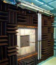 写真2 上下軸支柱固定長タイプの天井設置型トラバース(左:2軸)