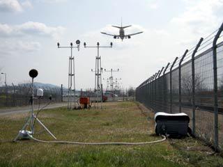 写真4 空港北進入灯騒音測定装置設置状況