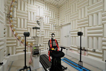 写真6 防音シールド室内に設置された音源・被験者移動装置